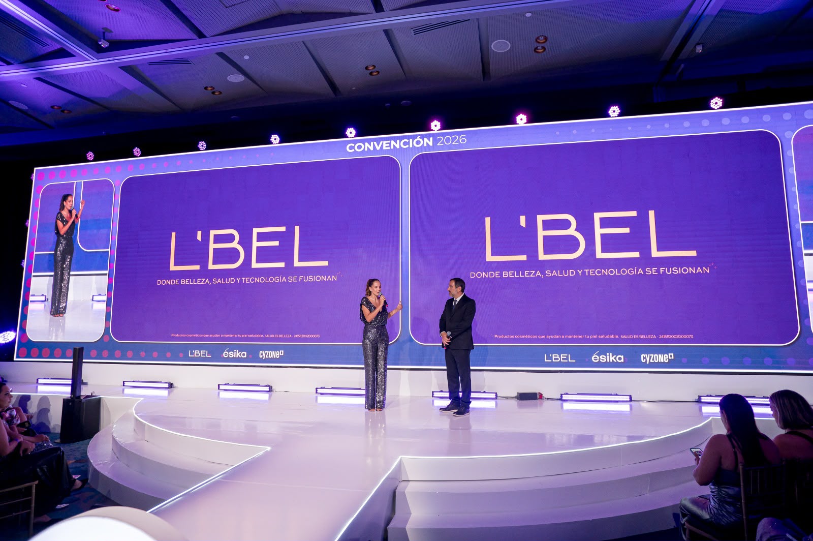 Producción de evento con escenario, pantallas LED e iluminación