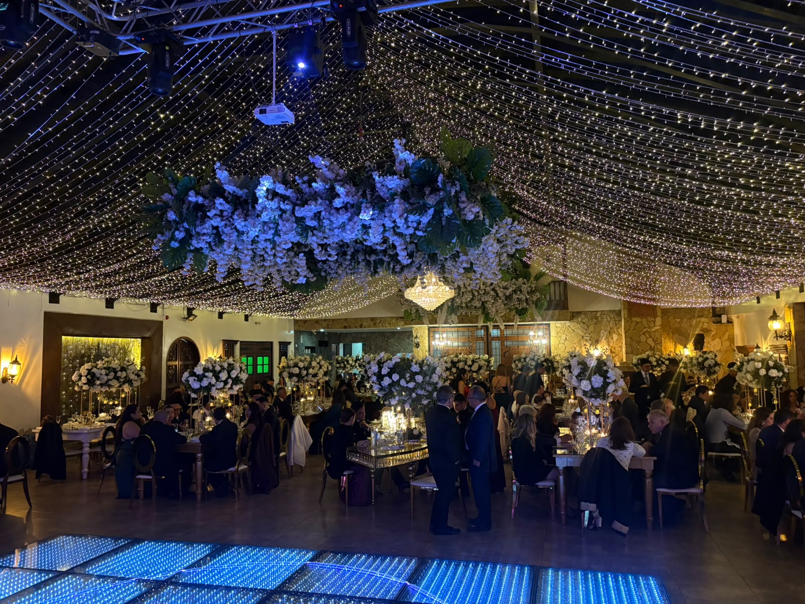 Producción de evento en vivo con pista LED, iluminación y montaje escénico por Chico Producciones
